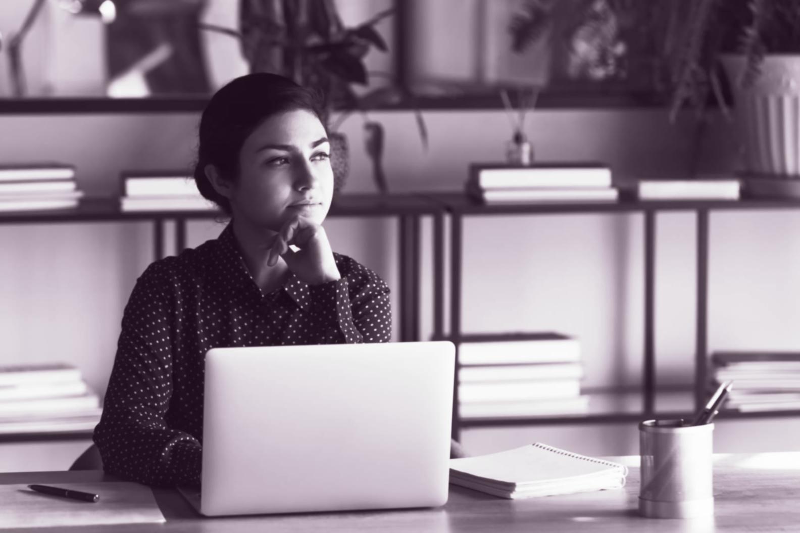 Technische Analyse von Website-Traffic-Daten auf mehreren Bildschirmen